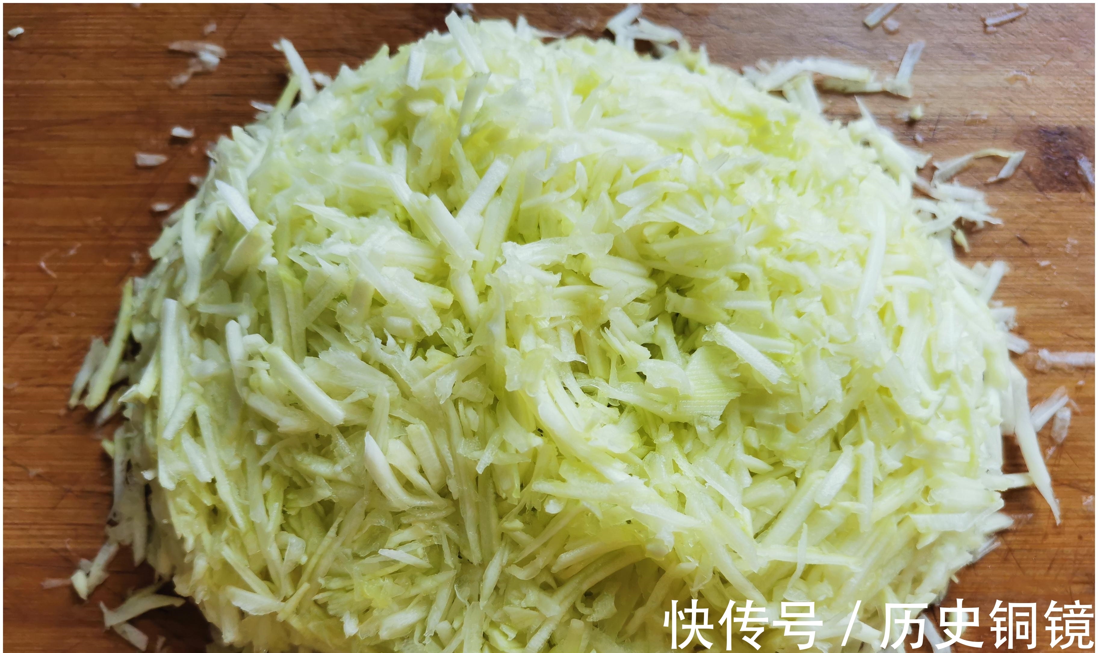 包饺子|夏天,丝瓜黄瓜靠边站,用它包饺子真好吃,营养美味,天天吃不腻