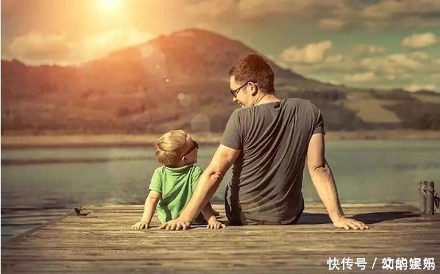 错误方|嫌孩子让座慢,老人直接将娃书包扔地上,父亲做法被全车人称赞