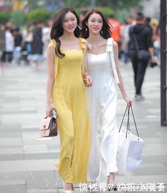 双胞胎 御姐范十足的双胞胎，时尚穿搭吊带连体裤，尽显高挑女神范