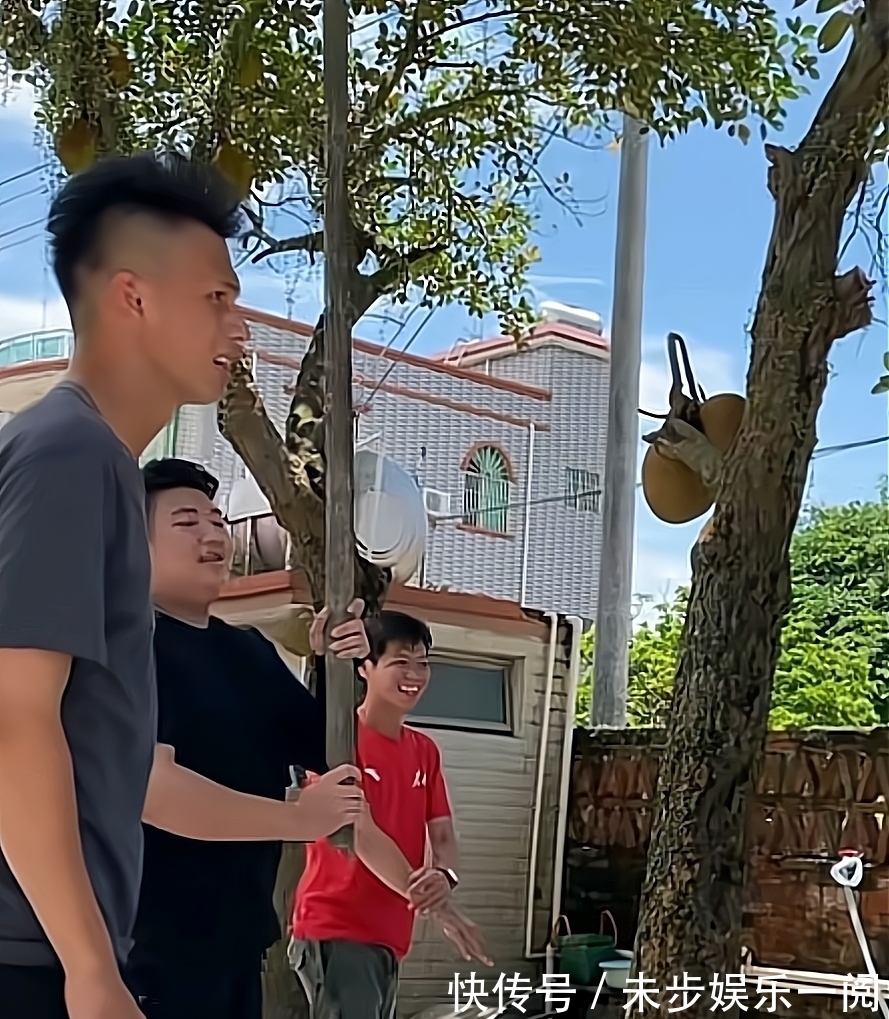 全红婵|拿着大棍子打果子!全红婵哥哥和小伙伴玩耍,全哥跳起来瞄准目标