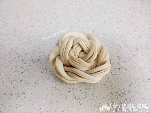 时光|发面时光加酵母是不够的,多加一勺料,做好的花卷更松软更洁白!