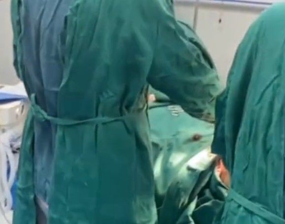 手术|“医生在手术室裤子掉了.....”引热议！当事医生回应