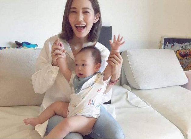 婚宴 高气质婆婆婚礼上成“焦点”,引人注目,新娘板着脸:谁才是主角