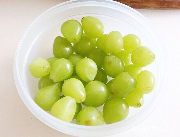 冬天葡萄的保存方法，放2，吃时还和新鲜的一样