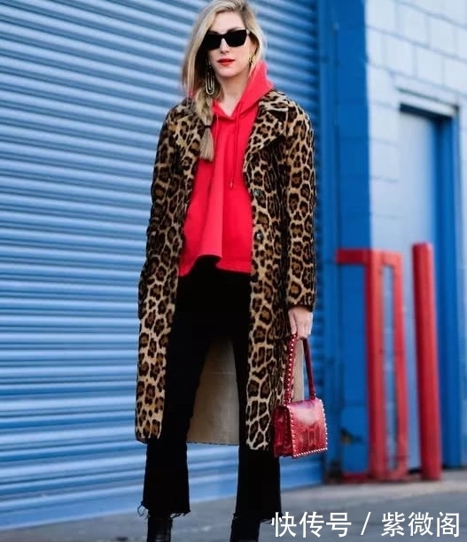 年轻|30女人穿大衣别总是搭配毛衣,试试搭连帽卫衣,不止年轻10岁