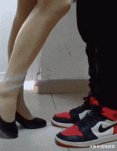 |搞笑GIF:本以为是郎才女貌 怎料想是狼心狗肺