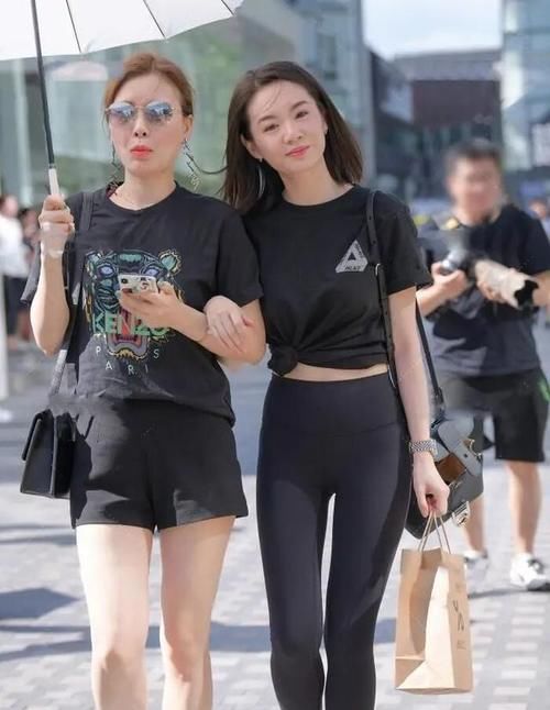 瑜伽裤|街头穿瑜伽裤的姐姐，自信大方又撩人，展现美好身材曲线