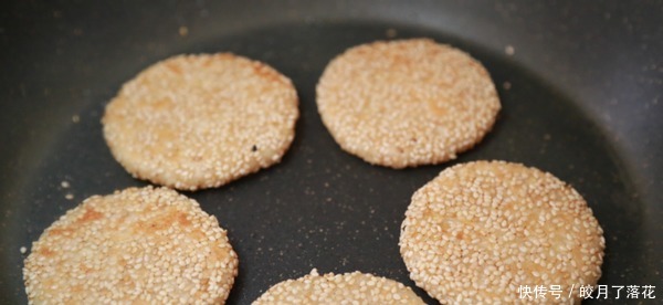 山药加入苹果,做好吃的小饼,一口一个,比蛋糕健康多了