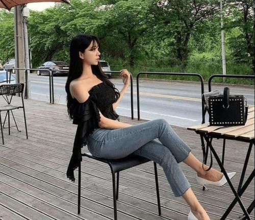 美女|年轻的紧身牛仔裤美女，穿出独特的味道，显得身材性感十足