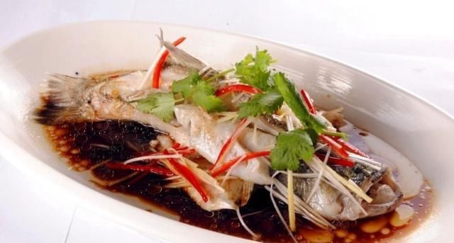 蒸鱼时，不要再用盐腌制了，改加“它”，蒸出来的鱼更香更嫩