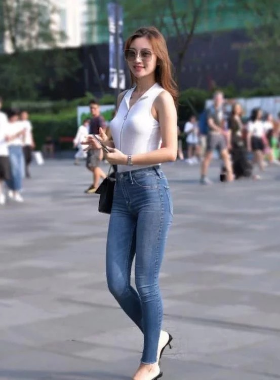 吊带背心|气质清新的小姐姐,吊带背心搭配牛仔热裤,展现出妥妥的纤细身材