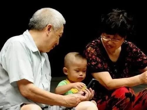 育儿观念|帮儿女带娃的老人,晚年会是什么样?结局无非这三种,令人深思