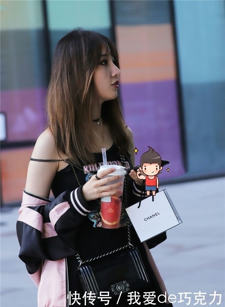 如丝|美女街拍:清纯靓丽香肩露,媚眼如丝万人迷