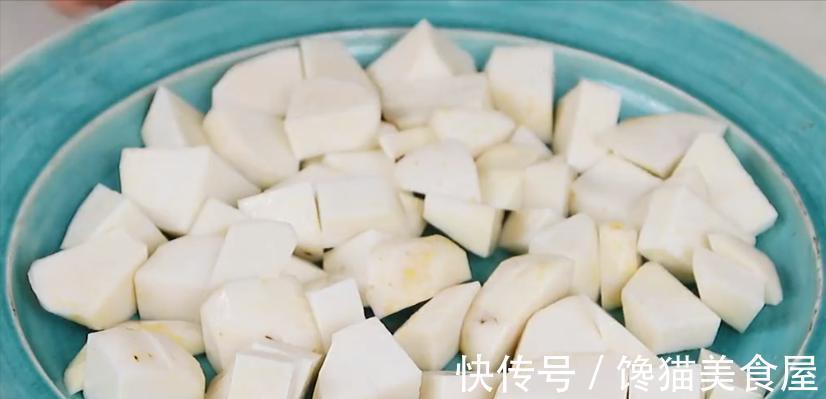 饭店|粤式香芋蒸排骨这么做，比饭店还好吃，软糯鲜香不油腻