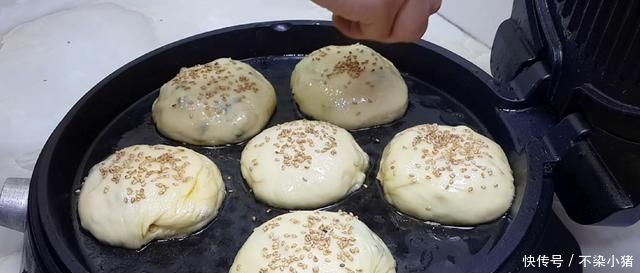 以后面粉就这样做,撒1把葱花,比鸡蛋饼还好吃,学会自己当老板