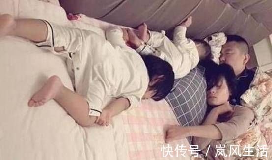 睡姿|90后小夫妻带娃睡觉,孩子睡姿意外走红,网友:孩子是意外收获的