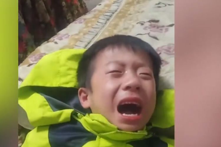 尿养|萌娃被妈妈“屎尿养大”气哭，一脸崩溃笑翻网友：理解能力太强了