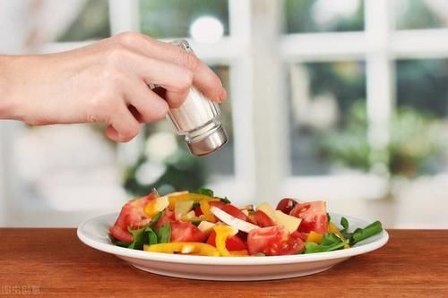 人群|老年人吃盐有四个注意有高血压心脏病的人群要谨记