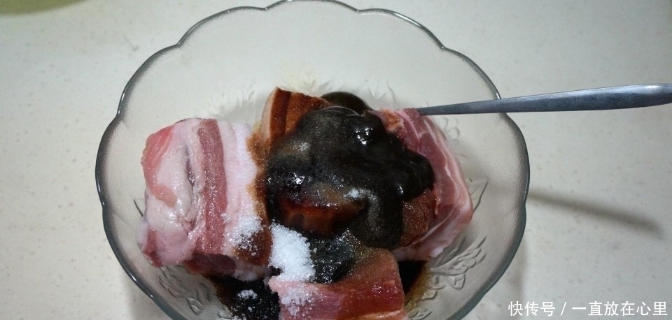 肉块|五花肉别再烧炒炖啦，一滴油都不放，吃一锅也不长肉，真解馋！