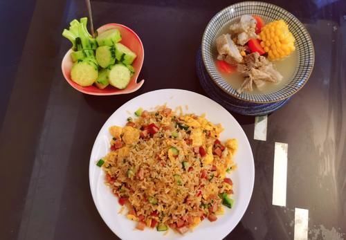 一地鸡毛|和儿子的节日晚餐，一汤一饭，菜都没炒一样，儿子却说：太幸福了