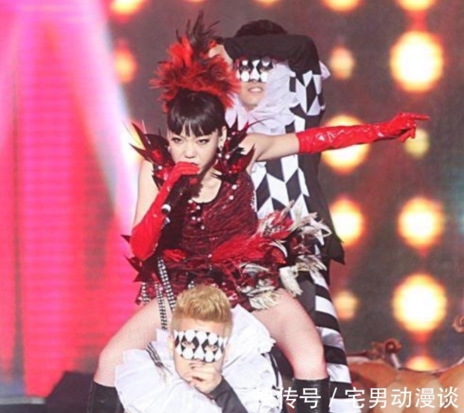 哈林|“巨星”吴莫愁:从代言费1.3亿到县城卖唱,她是资本的牺牲品吗