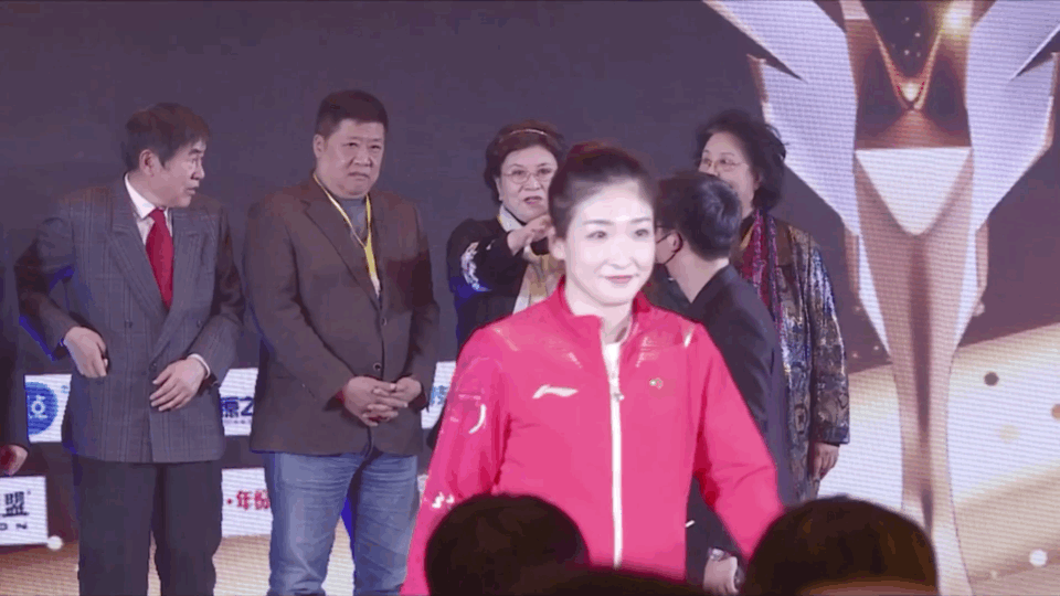 巾帼英雄|刘诗雯变这么漂亮了!奥运丢冠后获重磅大奖,官方解释:巾帼英雄