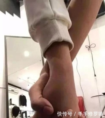 |笑话:老妈对女朋友不是很满意,抱怨道:那姑娘瘦得像个猴子似的