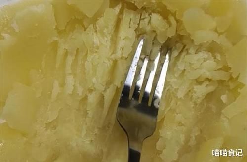 春季，吃面条不如吃它，上锅煮熟，加料汁一拌，爽滑筋道，特好吃