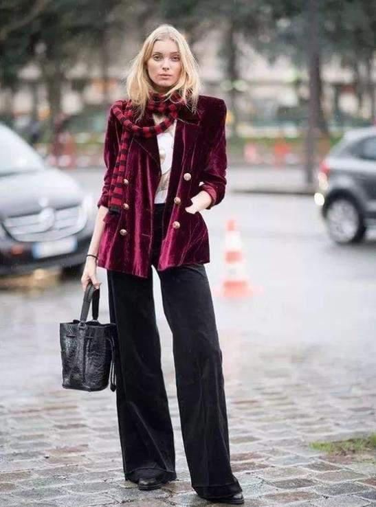 最近火了一件外套叫“丝绒外套”，时髦高级又保暖，关键是还显贵