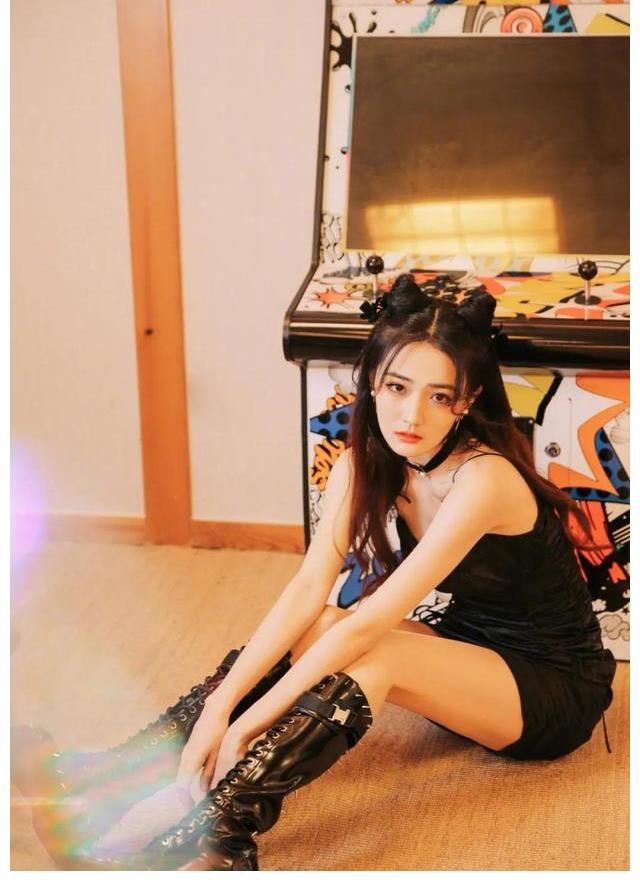 徐璐|漫画腿+小蛮腰,怪不得徐璐天天因为身材顶上热搜