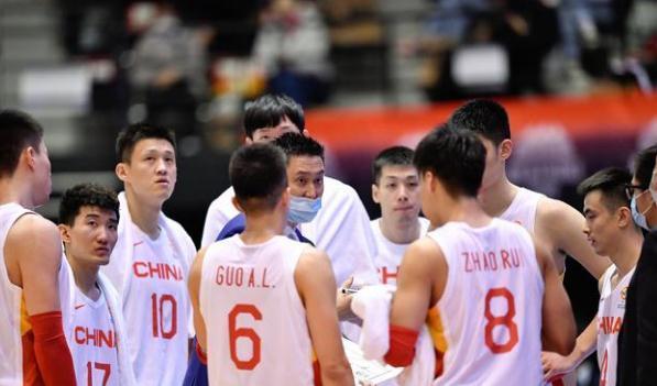 中国队|不能全靠郭艾伦！杜锋对张镇麟提出新要求，国家队12人重新洗牌