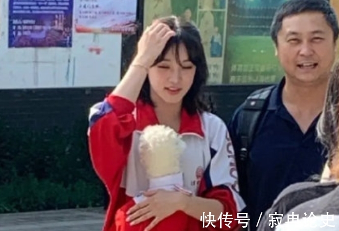 跑男|宋雨琦回高中母校,打卡最爱的披萨店,这尺寸确定吃得完?