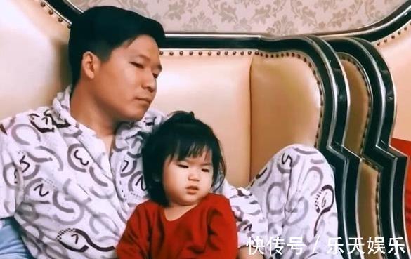 爸爸|爸爸抱着女儿看电视,当看到旁边儿子,网友不淡定:这差别也太大!