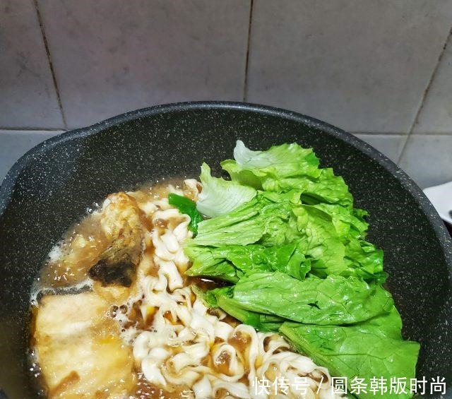 宵夜|炸鱼生菜汤面,鲜美好吃,宵夜来一碗,杠杠滴