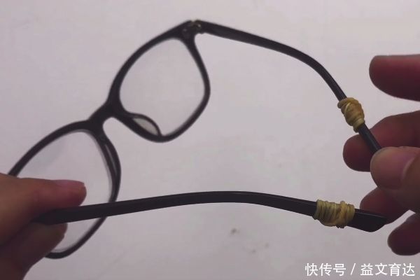 香皂盒上绑两根橡皮筋,作用真是太厉害了,解决了很多家庭的困扰