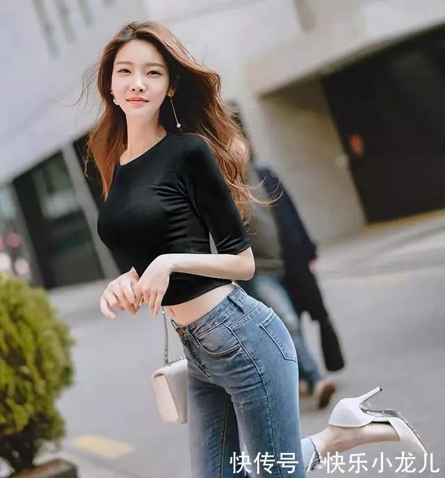 街拍身材姣好的女神,穿搭牛仔裤,秀出迷人的曲线