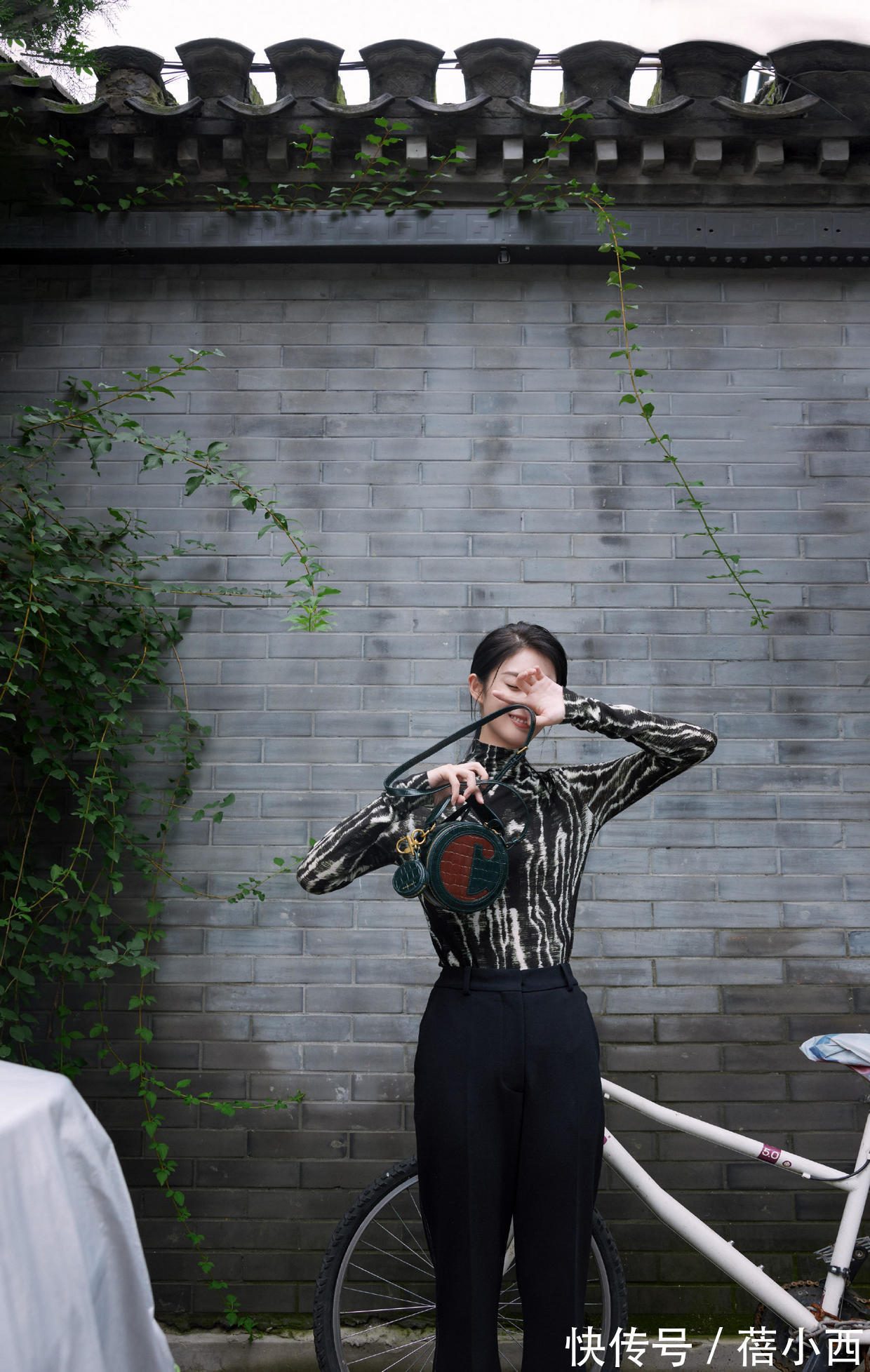 清冷|傅菁真是清冷美人,穿斑马纹上衣配长裤,又美又飒太有女强人气场