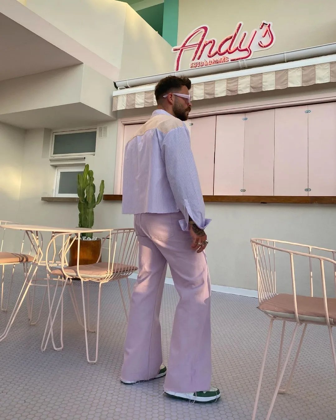 w英国大胡子玩转莫兰迪配色，适用于每个年龄段男性的高级穿搭