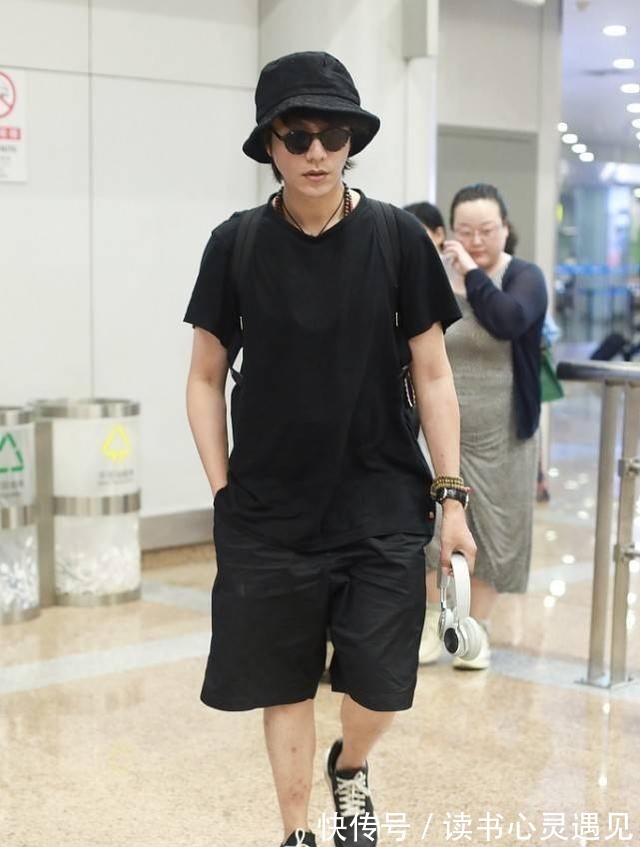 衬衫搭配 有一种懒人风格叫“黑色调”，夏日这样穿，变身潮男毫不费力！