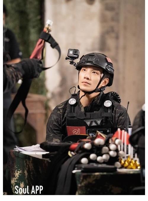 《追光吧！》二公舞臺(tái)致敬人民子弟兵 追光者體驗(yàn)準(zhǔn)軍事化訓(xùn)練展男兒血性