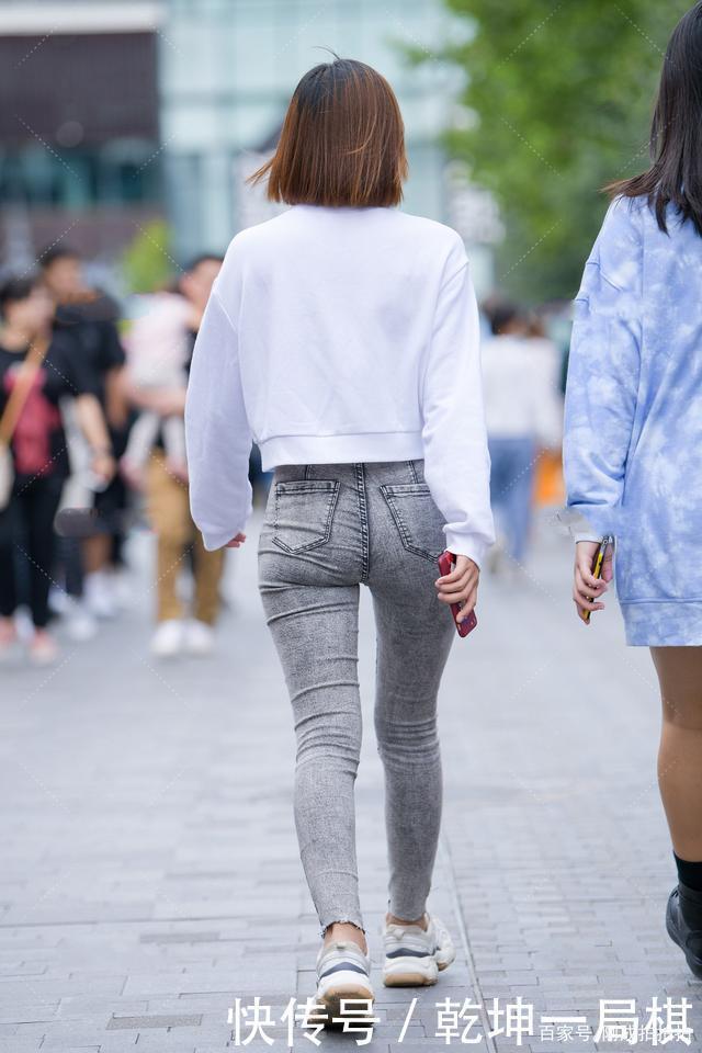 休闲鞋 拉链款运动风卫衣,搭配牛仔裤,休闲又时尚