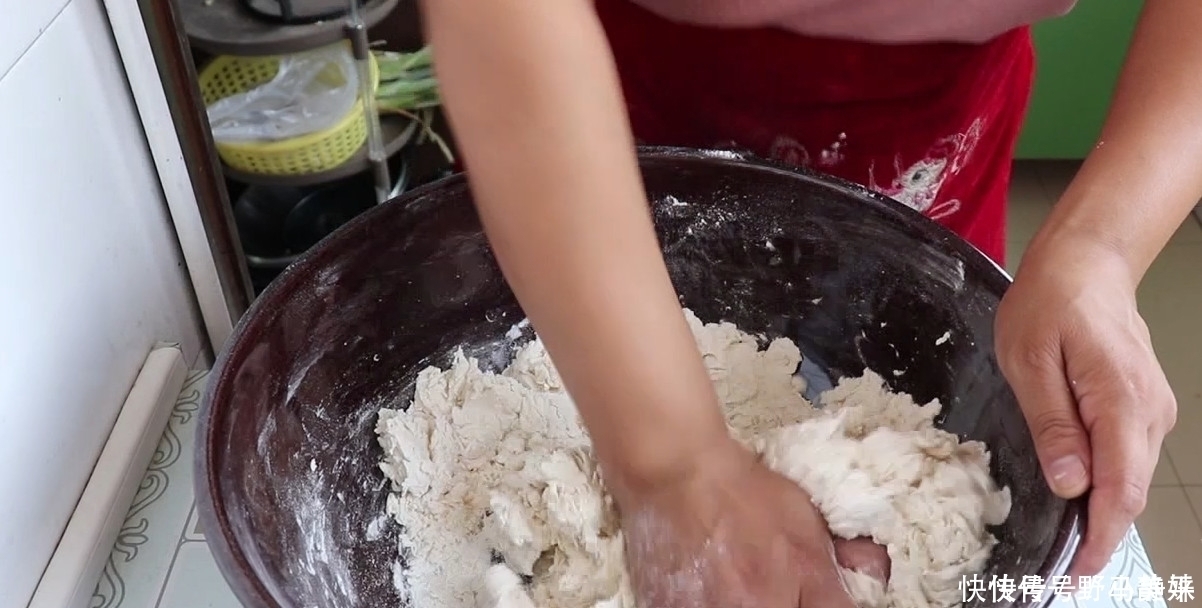 教你在家做麻酱烧饼,香酥爽口,酱香味十足,做法非常简单