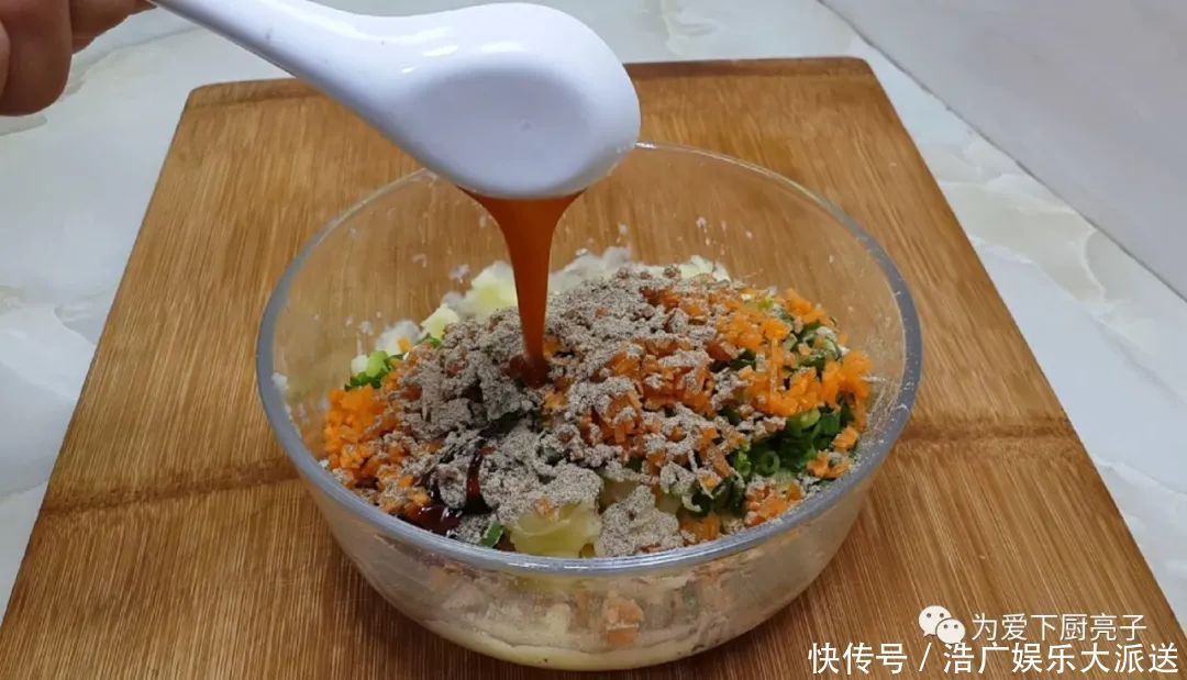 鸡蛋|土豆别再炒着吃了,撒1把葱花,比鸡蛋饼还香,出锅孩子都抢着吃