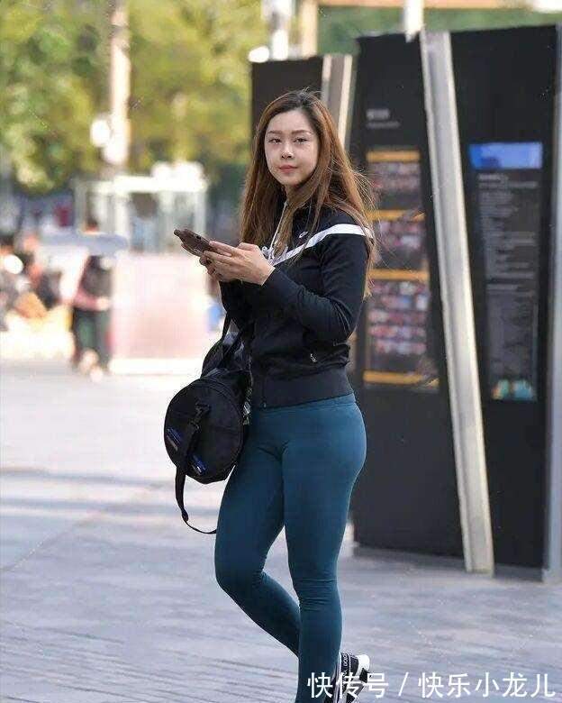 打底裤 穿着一身瑜伽裤的小姐姐,简约中透着个性,显白美丽