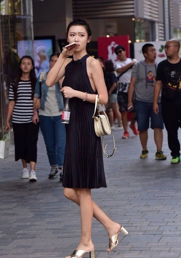 飘逸|街拍:飘逸无袖百褶长裙搭配,穿出呼之欲出的优雅感!