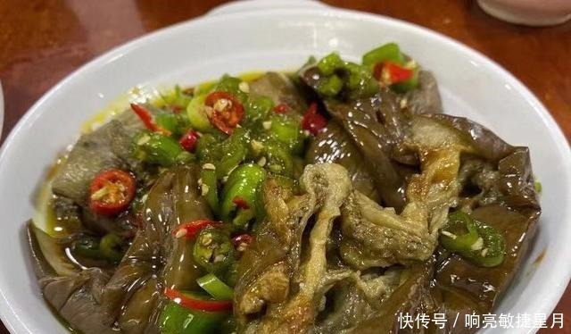 成都一家藏在巷子里的30年肥肠馆子,每天人气爆棚,上菜全靠吼