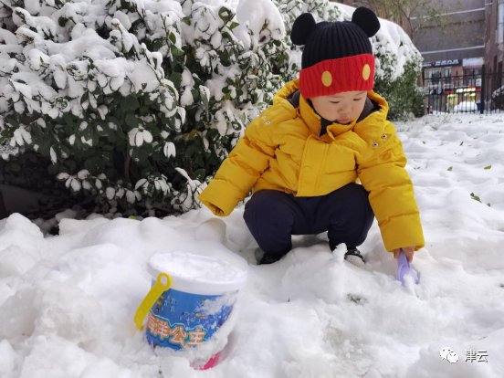 小窦|天津人玩“嗨”了！这雪人眼睛闪着红光，还戴着一串珍珠项链→