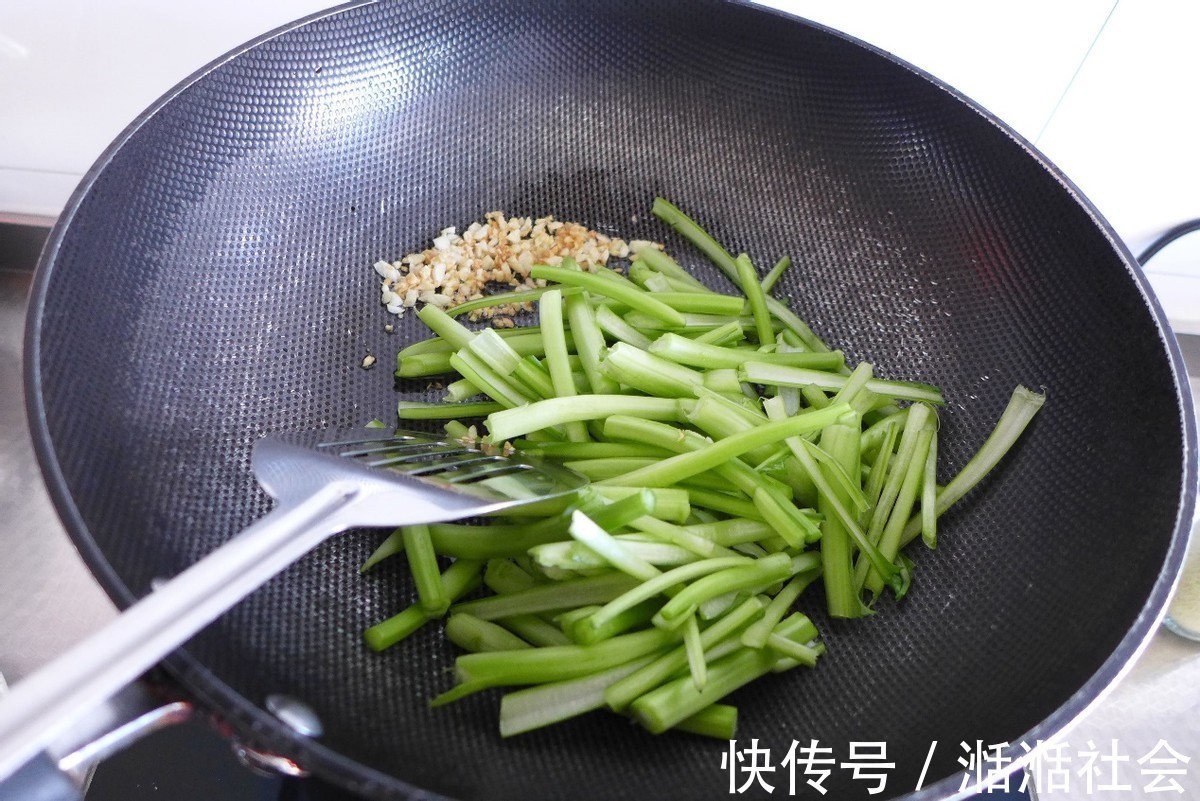 菜梗子|蒜蓉菜心这样做才好吃,颜色翠绿不发黄,看着就不错
