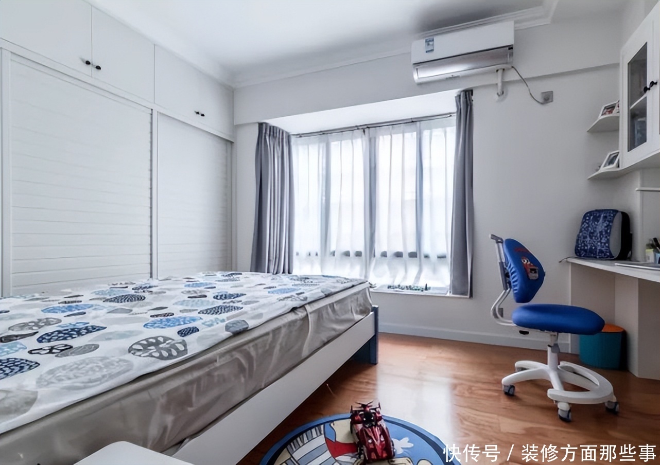 小立柜|96平北欧风三居室,玄关柜子占据整个墙面,一直延伸到客厅