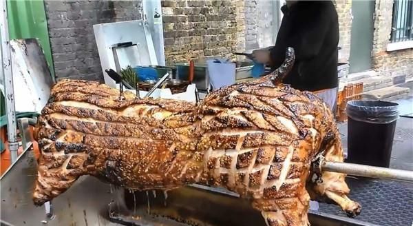 西餐|为什么西餐里的烤乳猪，嘴巴里都要塞一颗苹果？是为了荤素搭配吗
